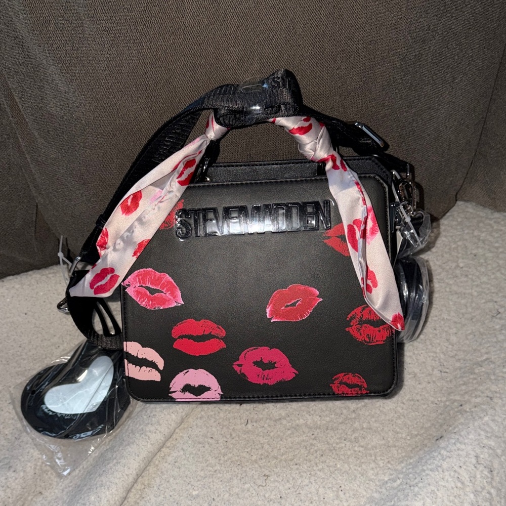 Viral Steve Madden Black Kiss valentines  Print Handbag